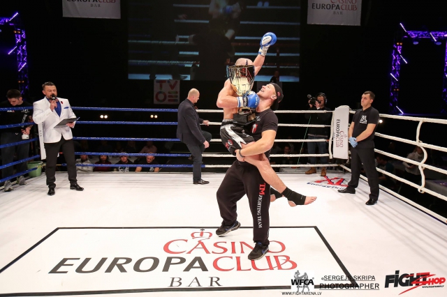 Сэнсей Марек Лавринович обнимает Эдгара Фрейманиса