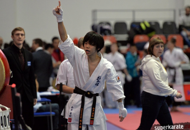 Японский боец празднует победу!