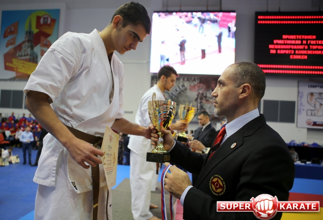 Артур Ованнисян награждает призера Артур Ованнисян награждает призера