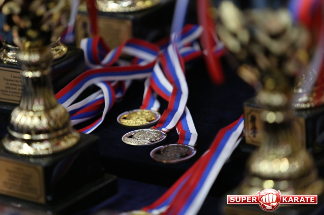 Медали сдать!