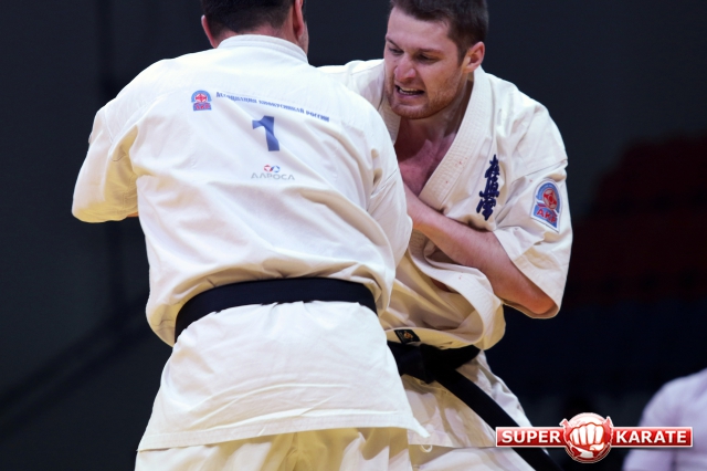 Артур Тилов в атаке Артур Тилов в атаке