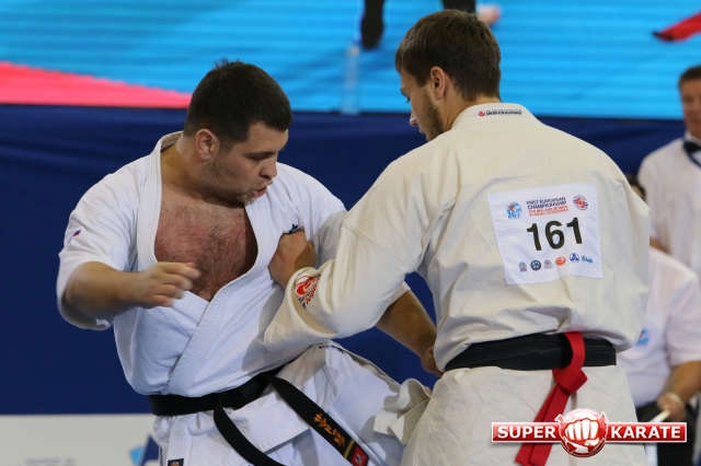 Василий Самадуров в атаке Василий Самадуров в атаке