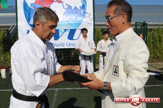 Марин Митев получает черный пояс 5 Дан из рук Канчо Хацуо Рояма