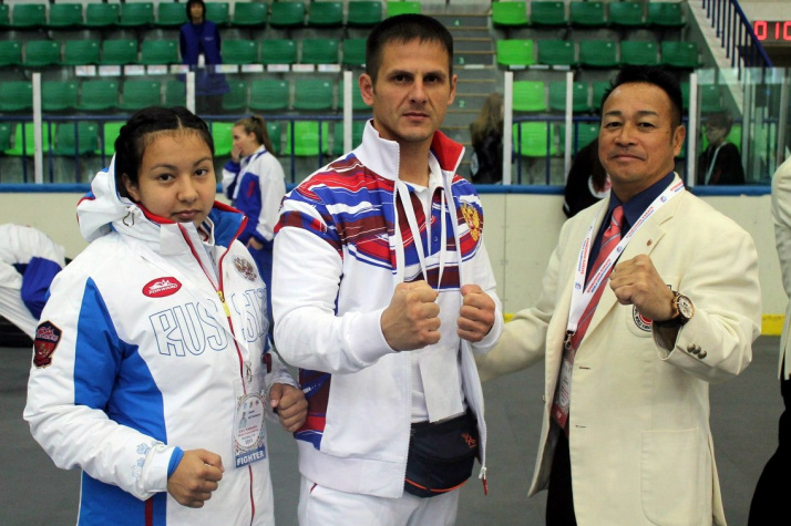 Юрий Алешин в центре фото