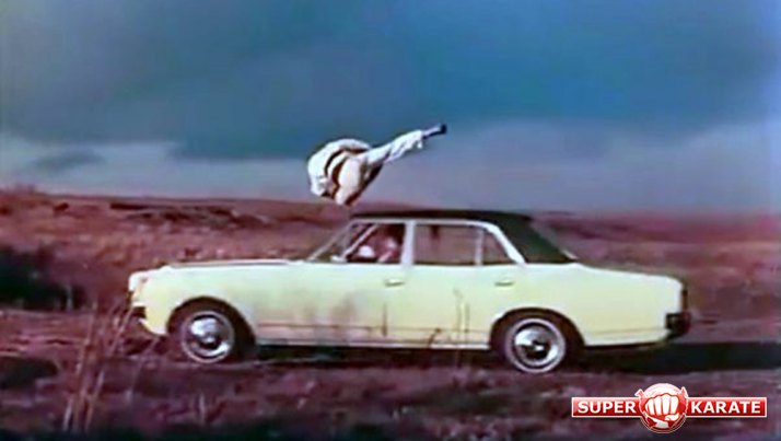 Удар в прыжке через движущийся автомобиль