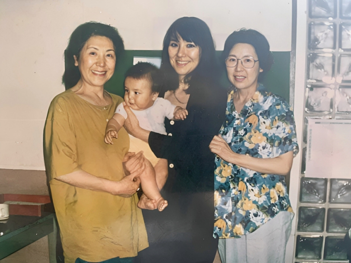 Ребенок на руках - Такеши - внук Масутацу Оямы